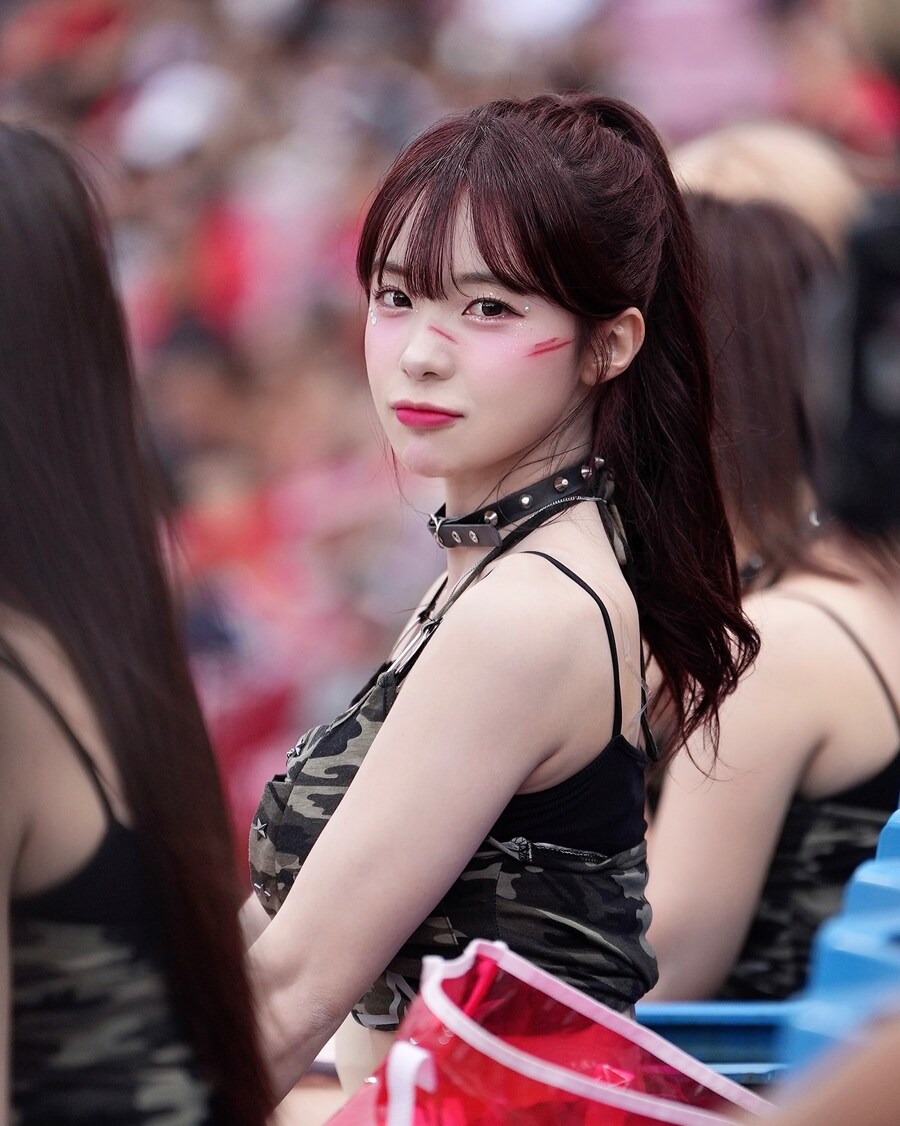 치어리더 이다혜, 섹시 초커X군복 콘셉트로 무더위 정복_3.jpg