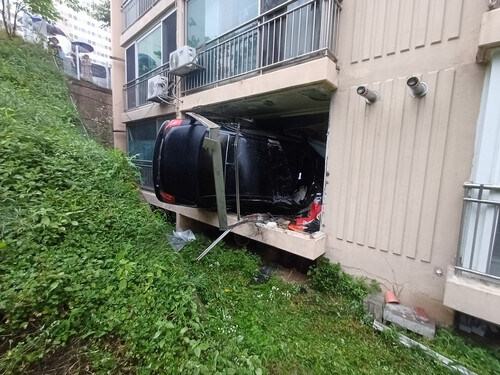 아파트 1층 집에 쳐박힌 자동차_2.jpg
