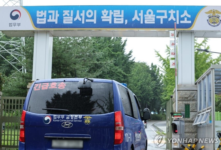 서울구치소로 들어서는 호송차량_1.jpg