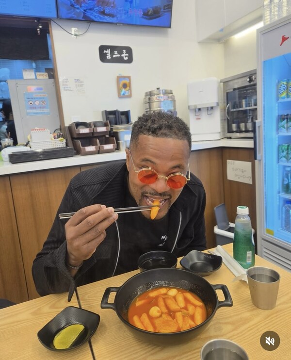 “명예 한국인 인정!” 박지성 절친 에브라, 떡볶이에 산낙지까지 먹방쇼_1.png