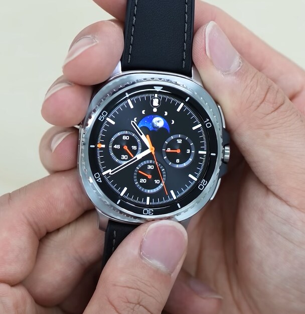 삼성) 갤럭시워치8 클래식 인상이 많이 달라져서 보니까_3.png