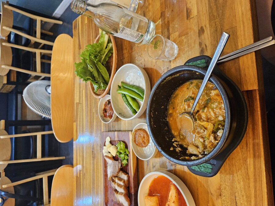 예전에 아저씨들이 순댓국 먹으면서 혼자소주먹으면 청승맞다 생각했는데