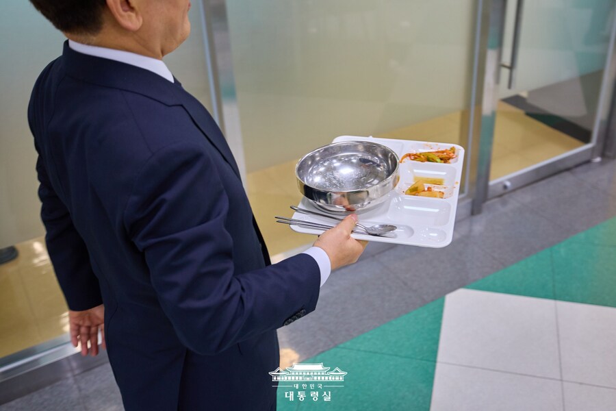 "국그릇에 가려진 대통령 얼굴"…국물까지 원샷에 직원들도 방긋_4.jpg