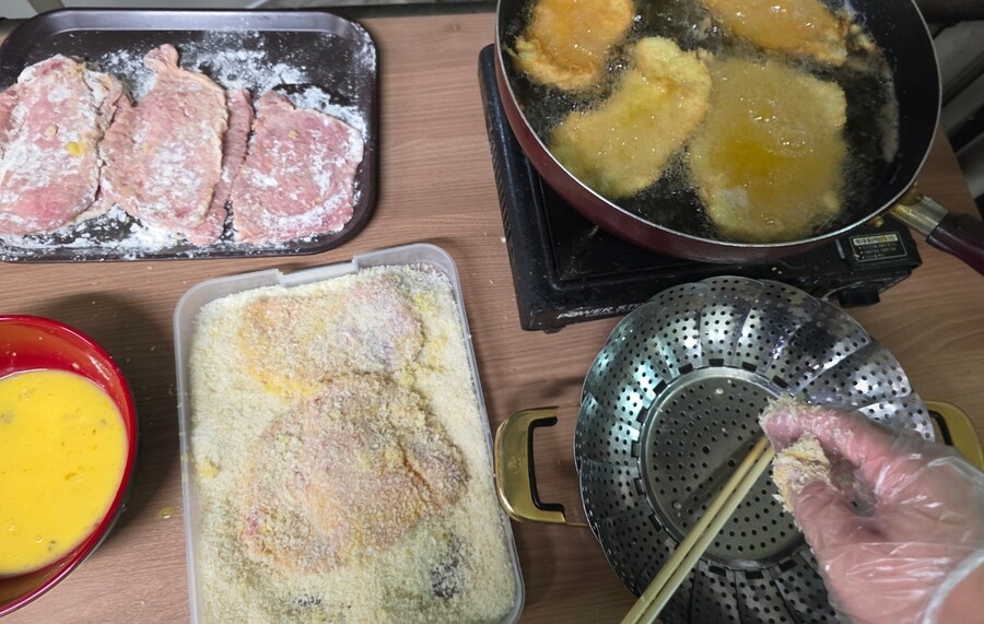 직장에서 3천원씩 걷어서 해먹는 점심 돈까스_6.jpg