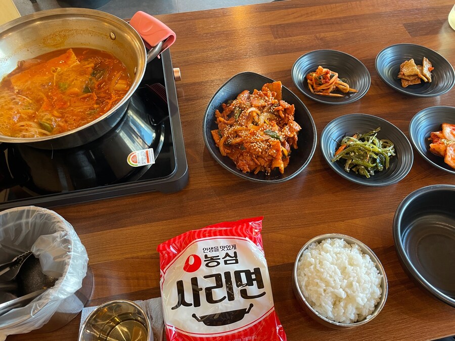 혼자 밥먹는데 꼽 안먹는 꿀팁_1.jpg