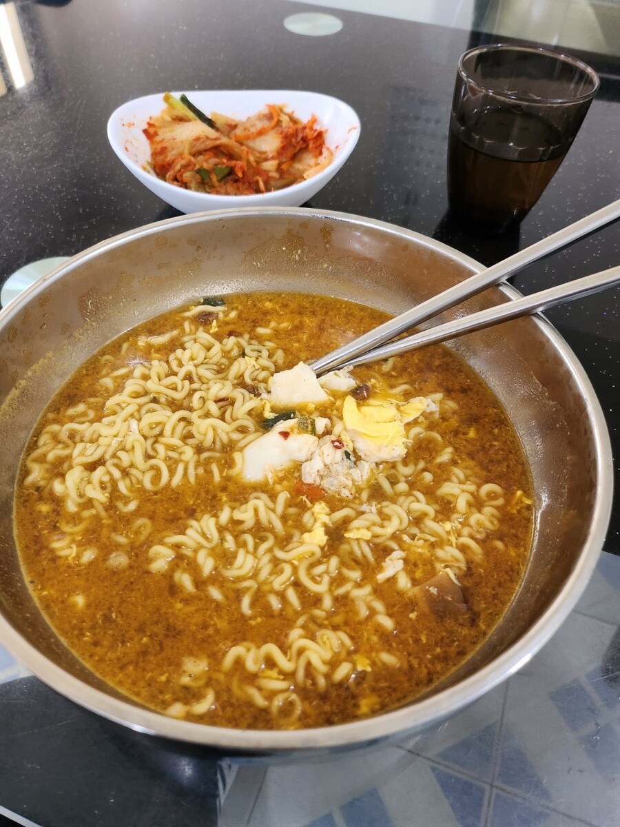 아프리카에서 먹는 신라면 12000원_37.jpg