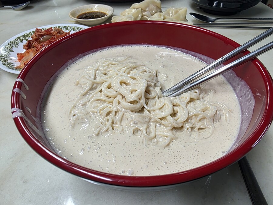 직장에서 3천원씩 걷어서 해먹는 콩국수 만두_14.jpg