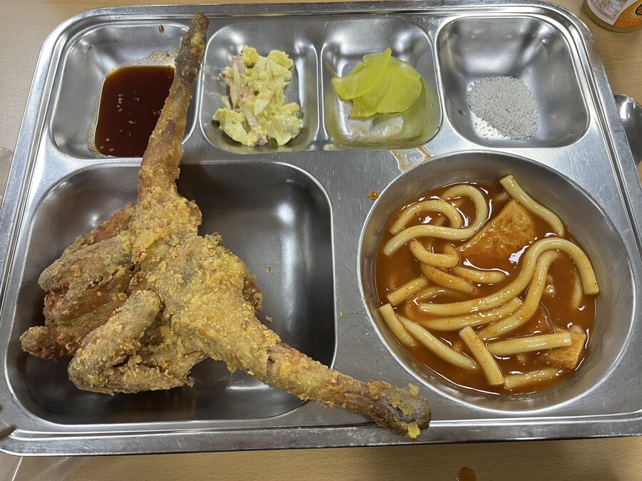 학교 급식실에 등장한 쩍벌ㅇ