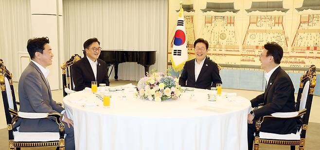 국힘 “집중 호우 피해 속출...대통령은 감자전 먹고 웃을때냐“_1.jpg
