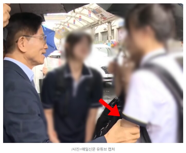 대구 간 김문수, 여학생 팔뚝을 주물럭..."성추행 아니냐" 논란 [포착]_1.png