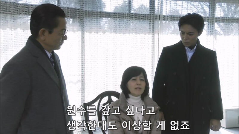 정당방위로 사람을 쏴죽인 여자를 범죄자로 만드는 주인공_26.jpg