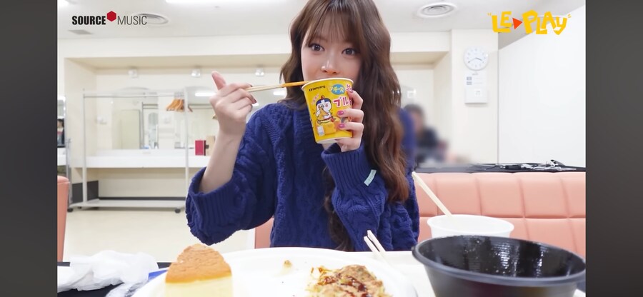 르세라핌 은채가 컵라면 먹는거 보는데_1.png