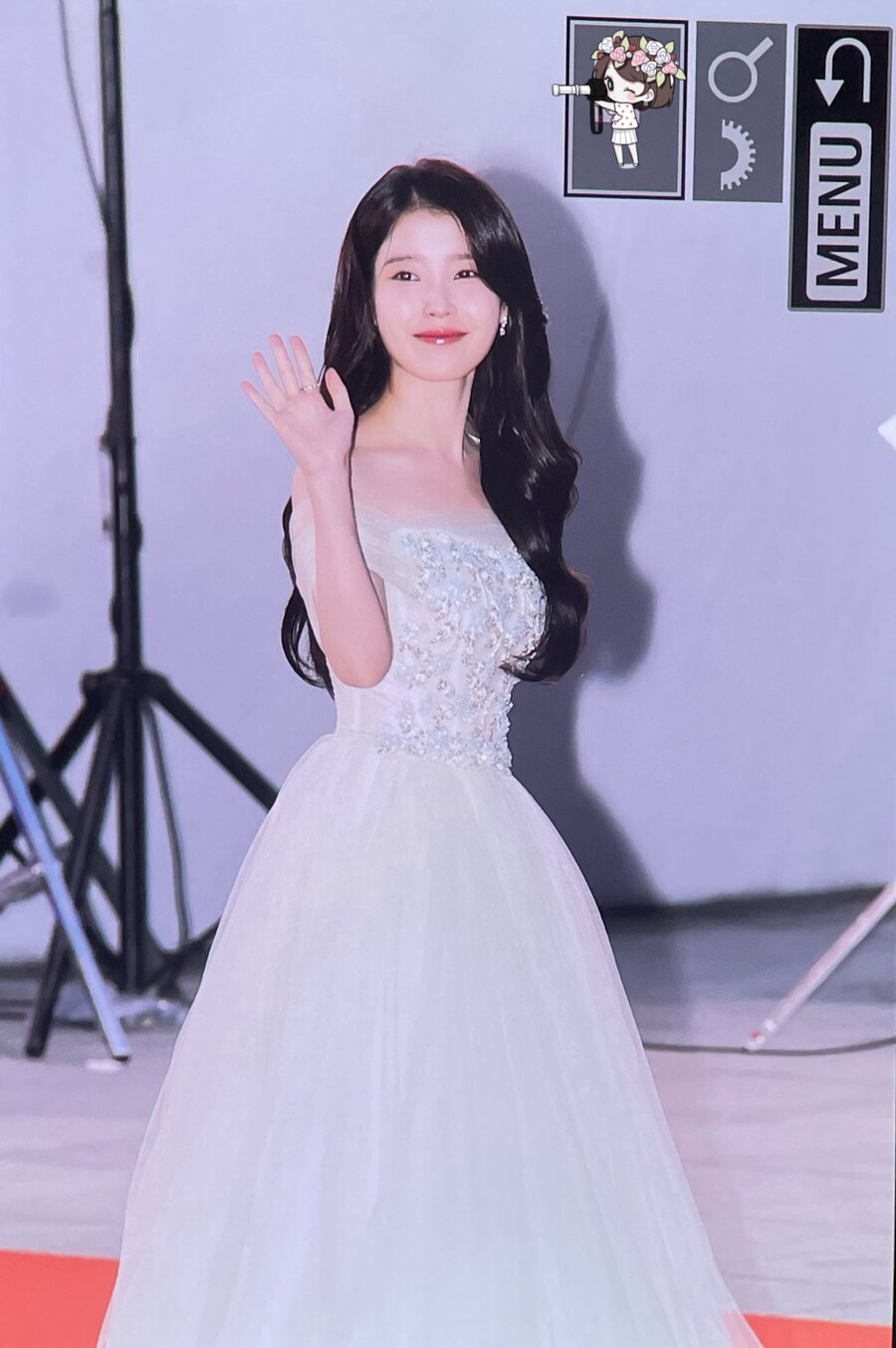 "만화에서 나왔어"...아이유, 비현실 꽃미모_1.jpg