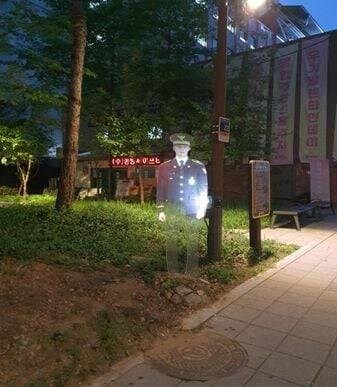 ‘홀로그램 경찰관’ 나타난 공원...범죄 22% 줄었다_1.jpg
