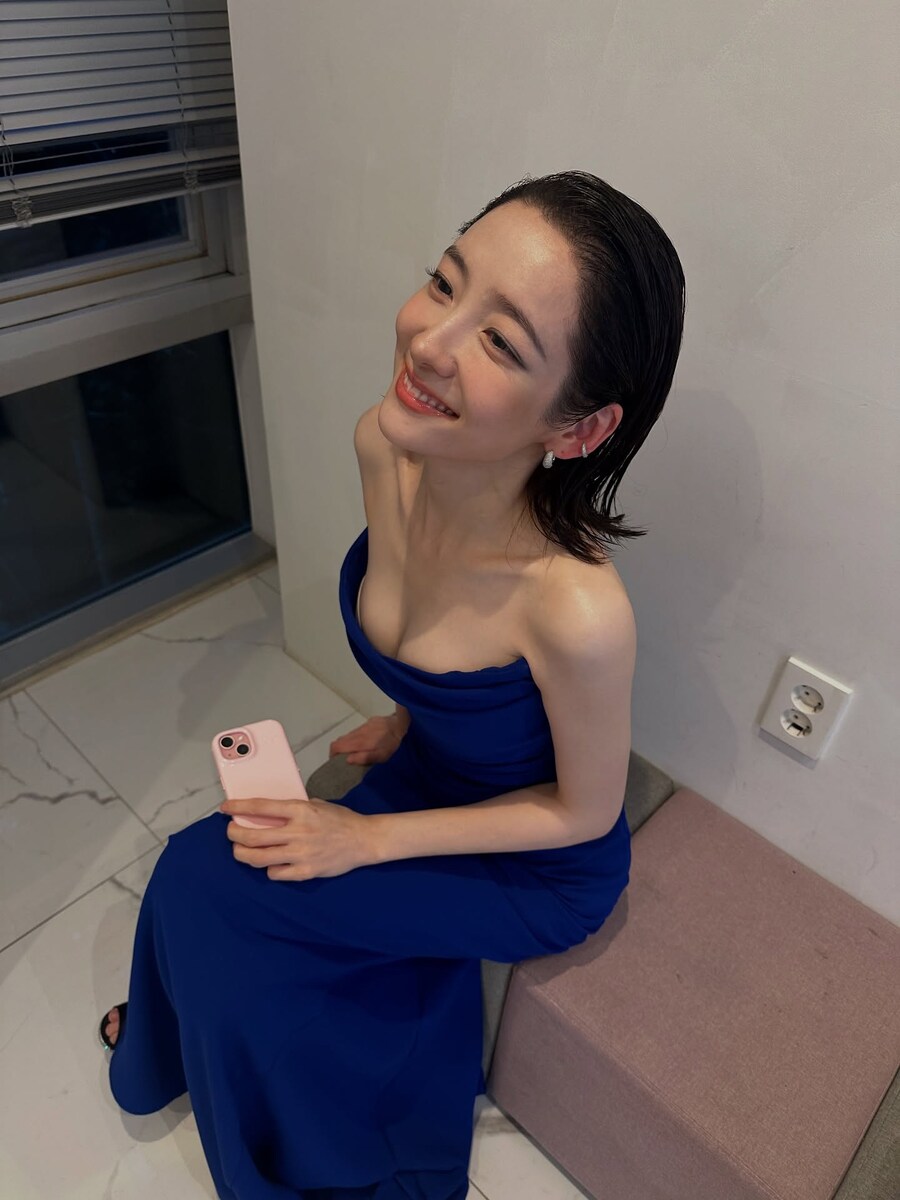 과감한 혜리·반짝이는 윤아…'청룡' 빛낸 ★ 레드카펫 드레스 룩_6.jpg