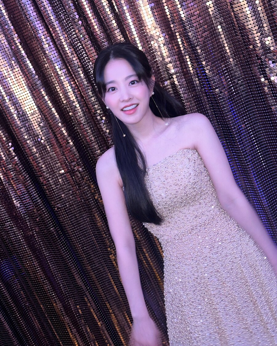 과감한 혜리·반짝이는 윤아…'청룡' 빛낸 ★ 레드카펫 드레스 룩_11.jpg