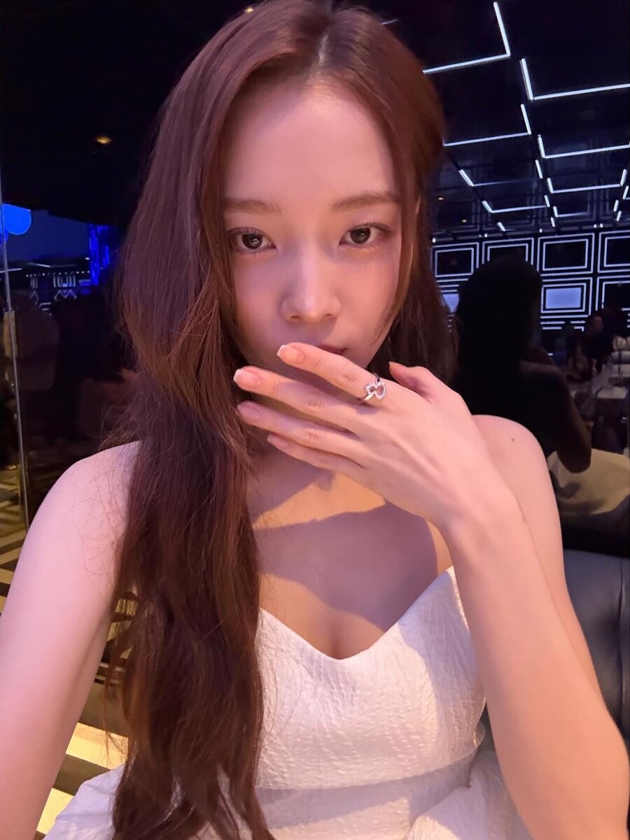 과감한 혜리·반짝이는 윤아…'청룡' 빛낸 ★ 레드카펫 드레스 룩_13.jpg