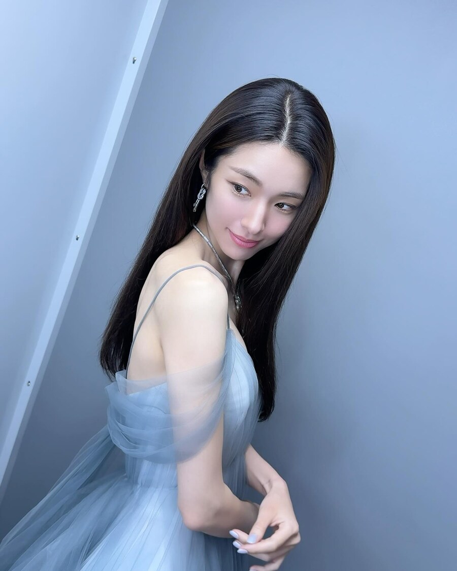 과감한 혜리·반짝이는 윤아…'청룡' 빛낸 ★ 레드카펫 드레스 룩_15.jpg