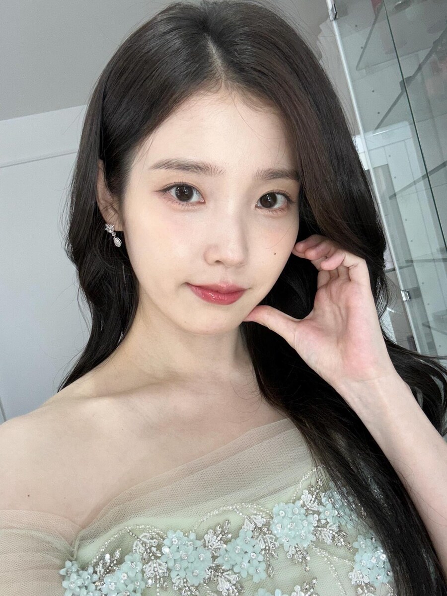 아이유, 박보검과 트로피 들고..'청룡' 비하인드 "'폭싹' 팀 고마워"_1.jpg