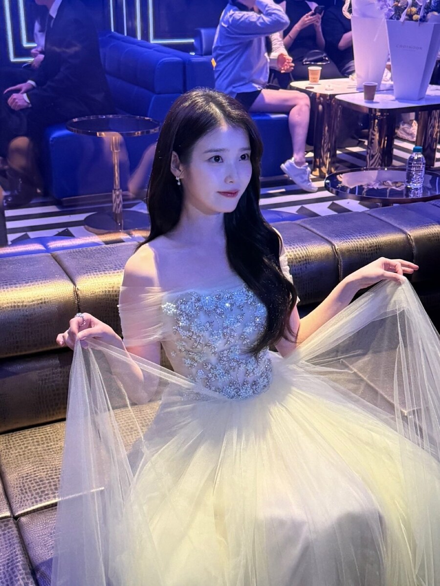 아이유, 박보검과 트로피 들고..'청룡' 비하인드 "'폭싹' 팀 고마워"_2.jpg