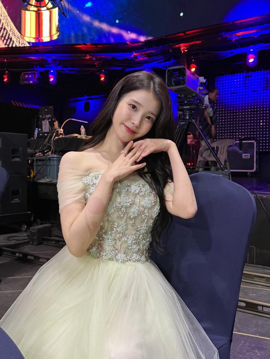 아이유, 박보검과 트로피 들고..'청룡' 비하인드 "'폭싹' 팀 고마워"_5.jpg