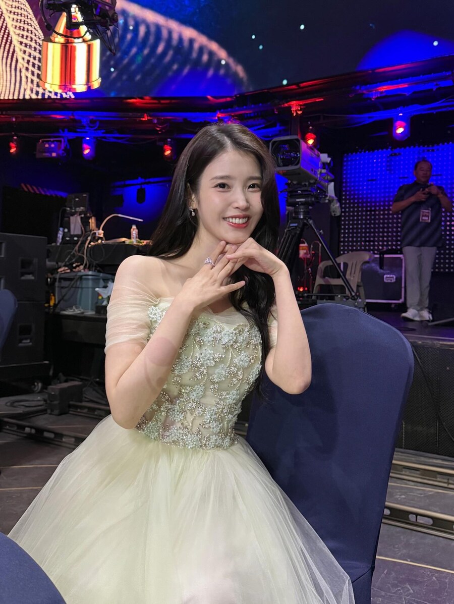 아이유, 박보검과 트로피 들고..'청룡' 비하인드 "'폭싹' 팀 고마워"_7.jpg