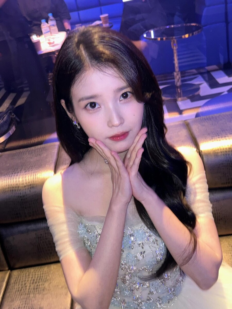 아이유, 박보검과 트로피 들고..'청룡' 비하인드 "'폭싹' 팀 고마워"_8.jpg