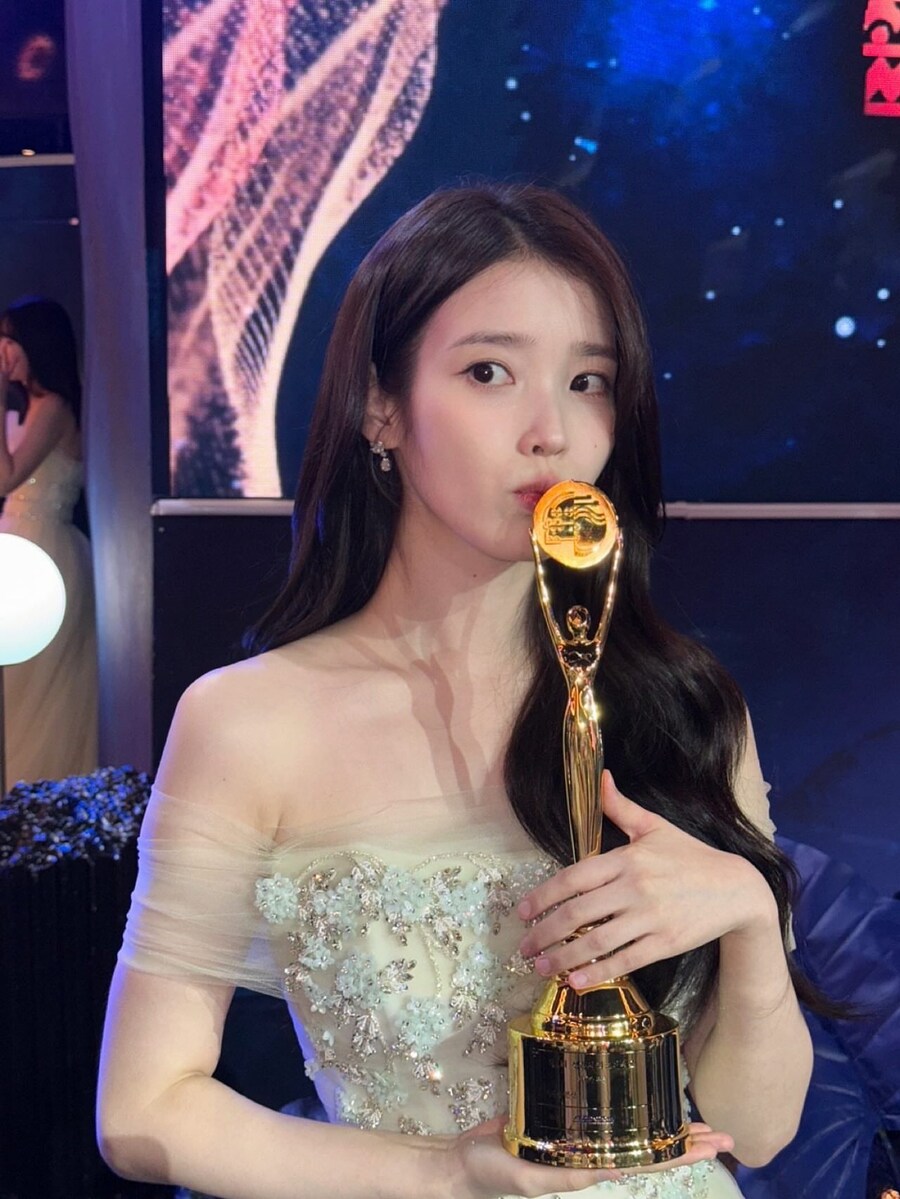 아이유, 박보검과 트로피 들고..'청룡' 비하인드 "'폭싹' 팀 고마워"_13.jpg