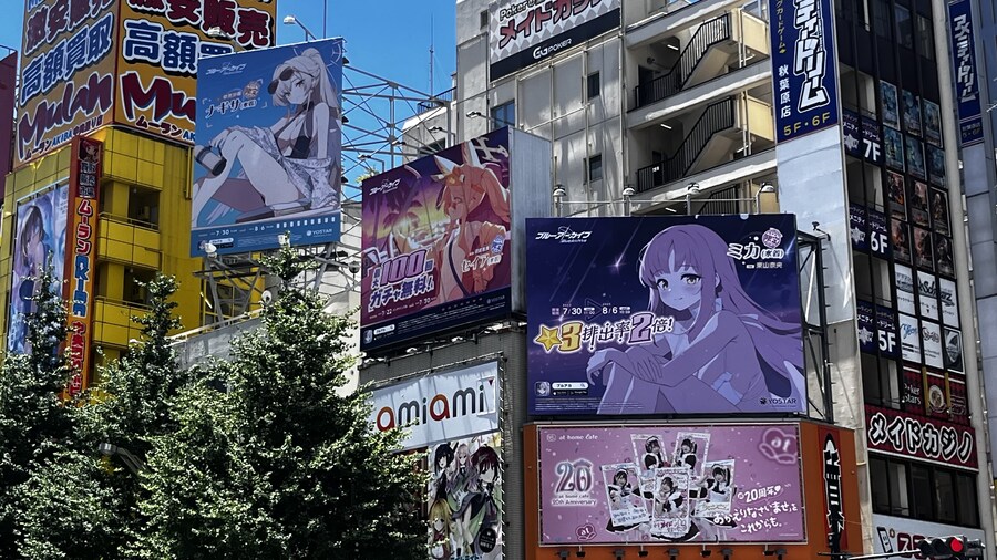 블루아카) 아키바 왔는데 수영복 티파티 간판있다 ㅋㅋ_1.jpg