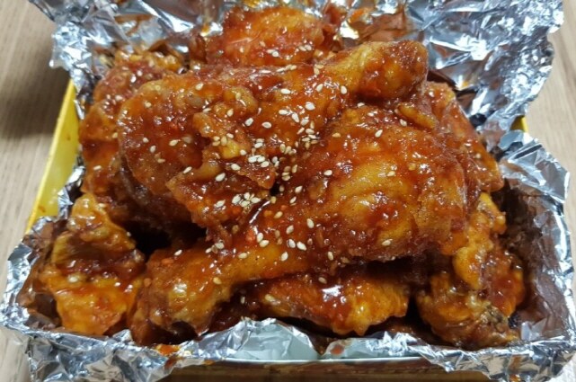 양념 치킨은 이렇게 은박지에 싸놓은 감성이 좋지않음??_1.jpg