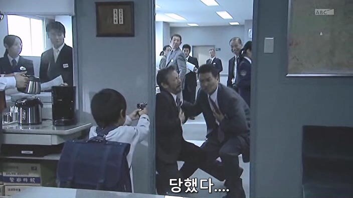 유부녀 살인마를 취조할때 한가한 형사들이 하는 일_10.jpg