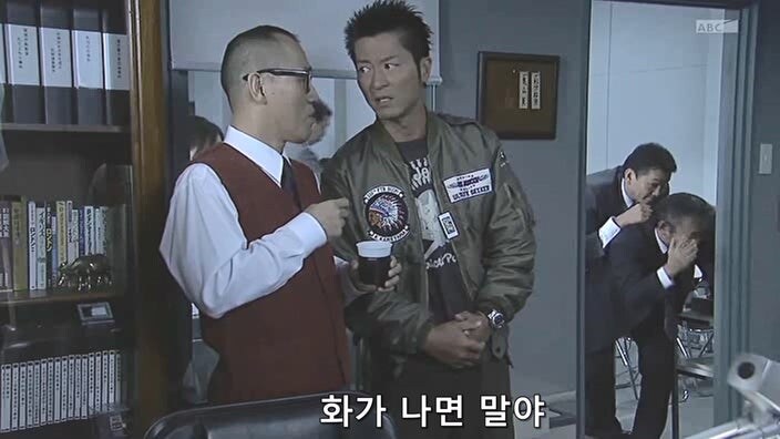 유부녀 살인마를 취조할때 한가한 형사들이 하는 일_20.jpg