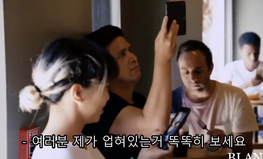 연예인병이 심해서 절대 걷지 않는다는 팝스타_15.jpg