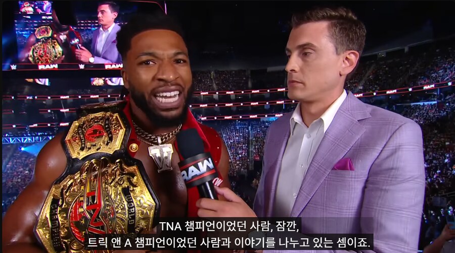 WWE)오늘 휴스턴 RAW뒤에 출현한 TNA 챔프_1.png