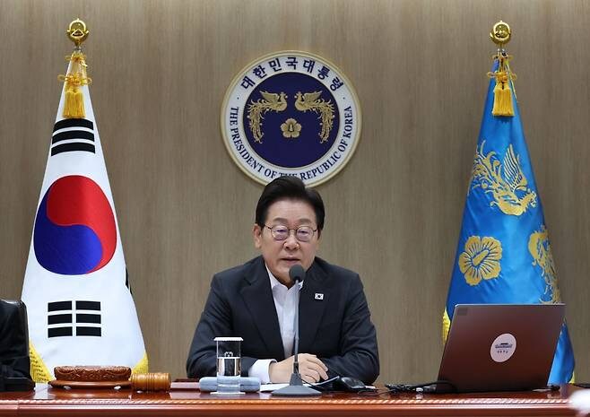 이대통령 “국민 죽어간 현장서 음주가무 즐긴 정신나간 공직자 엄히 단속”_1.jpg