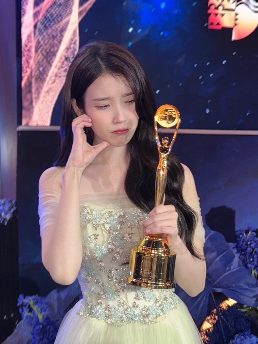 [IU] 제4회 청룡시리즈어워즈 여우주연상, 인기스타상🏆_2.jpg