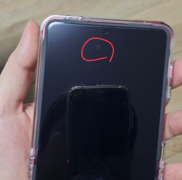 Z플립7 전 기기 불량? "전면카메라 아래 기포 있다"_2.jpg