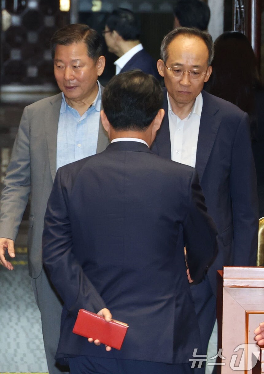 의총 참석하는 이철규·추경호_1.png