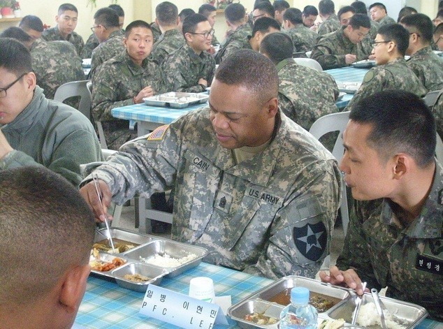 한국 군대 병영 식단을 체험해보는 미군_1.jpg