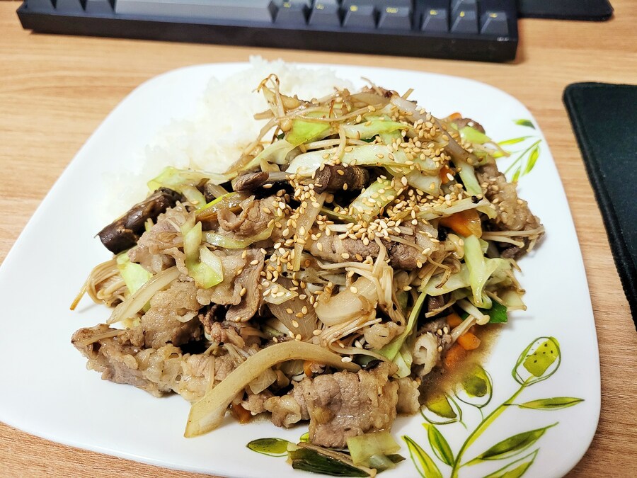 우삼겹야채볶음 덮밥_1.jpg