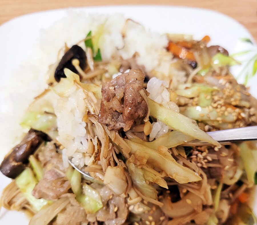우삼겹야채볶음 덮밥_2.jpg