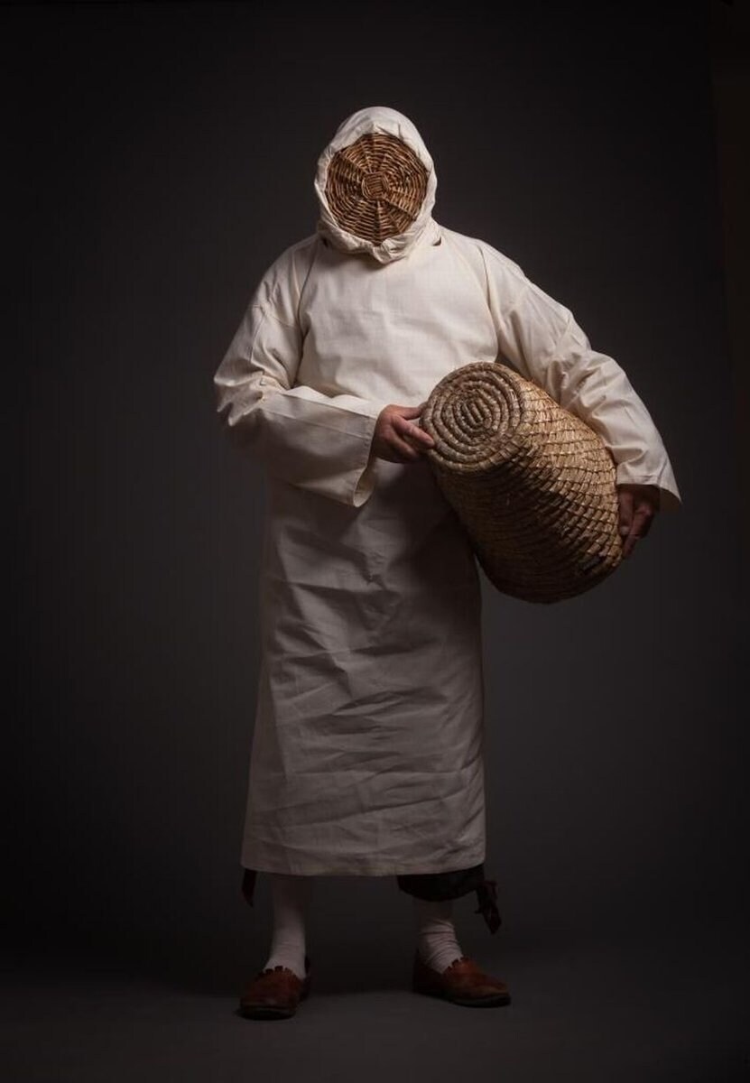 중세시대 양봉업자들의 보호복_3.jpg