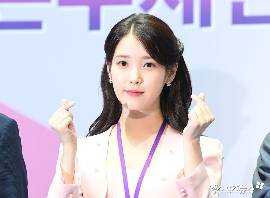 2025.07.25 아이유 인천공항본부세관 홍보대사 위촉식(엑스포츠뉴스)_4.jpg