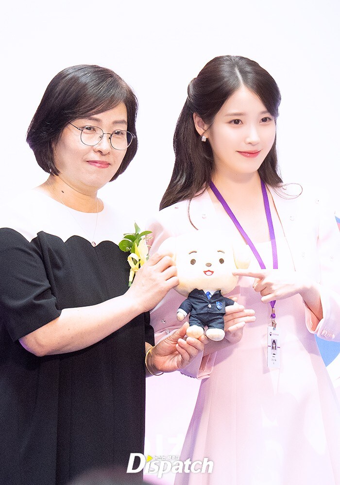 2025.07.25 아이유 인천공항본부세관 홍보대사 위촉식(디스패치)_10.jpg