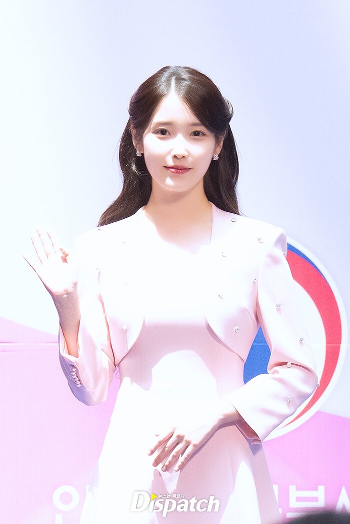 2025.07.25 아이유 인천공항본부세관 홍보대사 위촉식(디스패치)_12.jpg