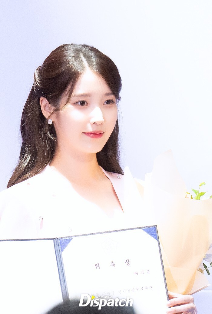 2025.07.25 아이유 인천공항본부세관 홍보대사 위촉식(디스패치)_17.jpg