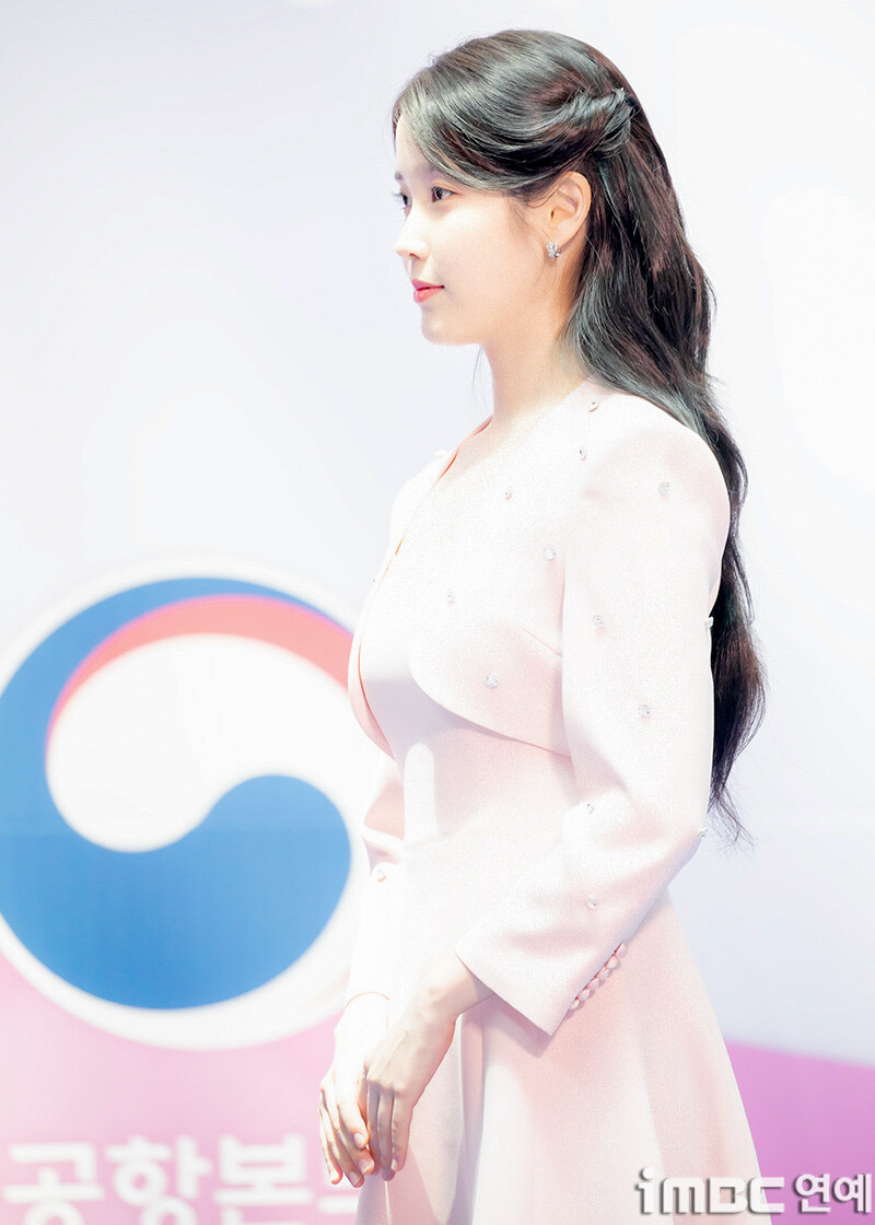 2025.07.25 아이유 인천공항본부세관 홍보대사 위촉식(iMBC)(1)_13.jpg