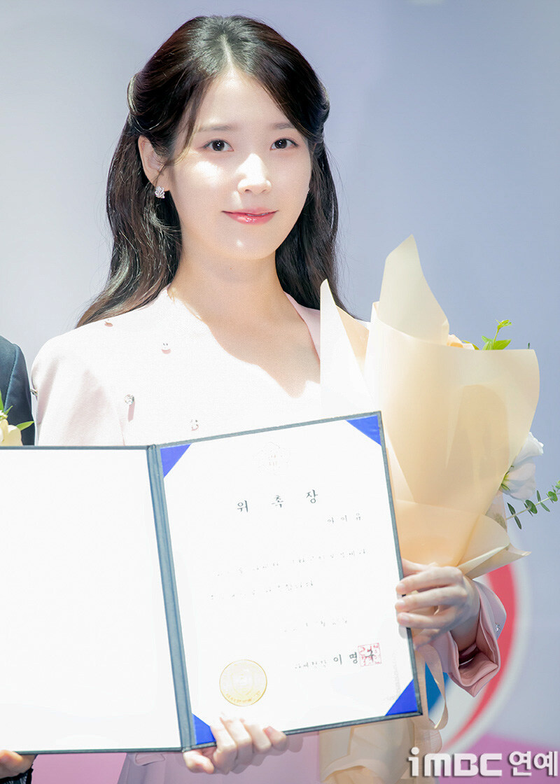 2025.07.25 아이유 인천공항본부세관 홍보대사 위촉식(iMBC)(1)_16.jpg
