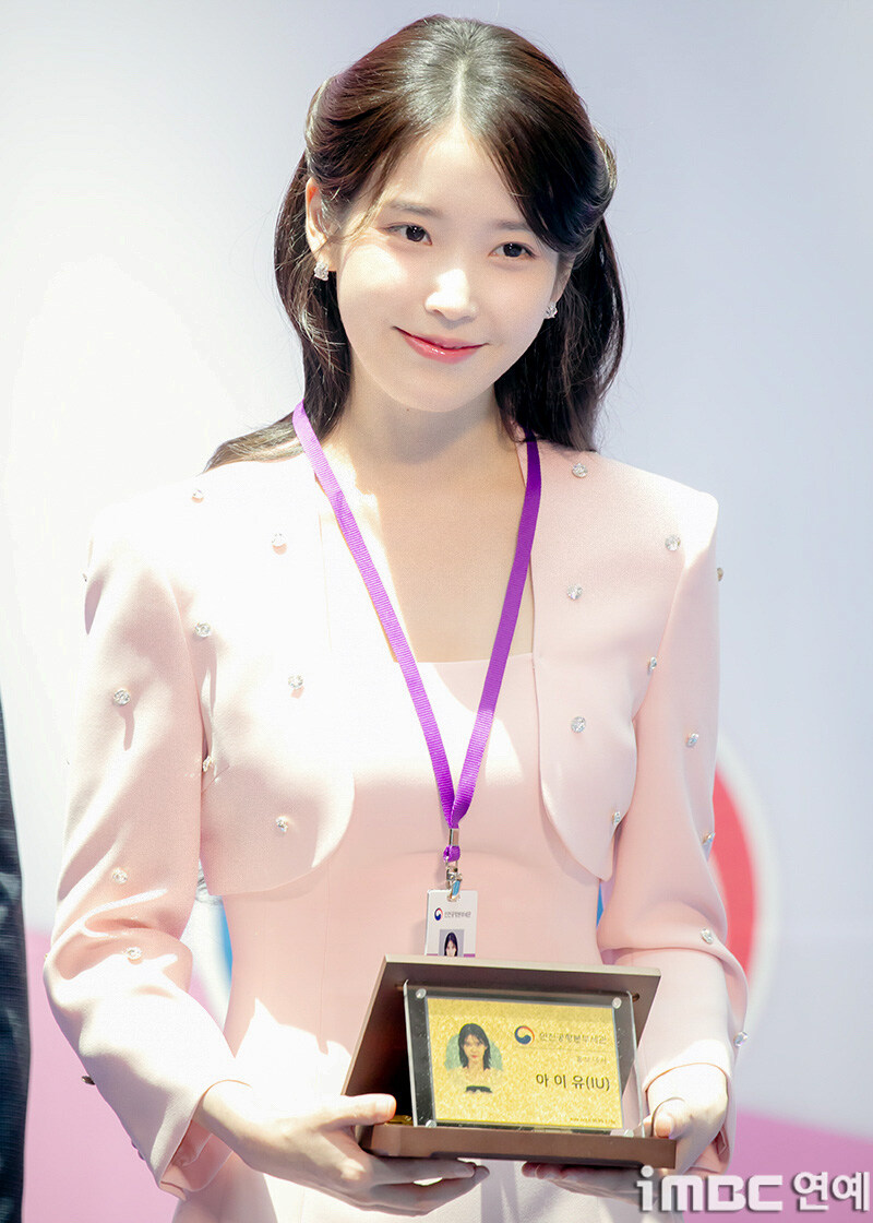 2025.07.25 아이유 인천공항본부세관 홍보대사 위촉식(iMBC)(1)_20.jpg