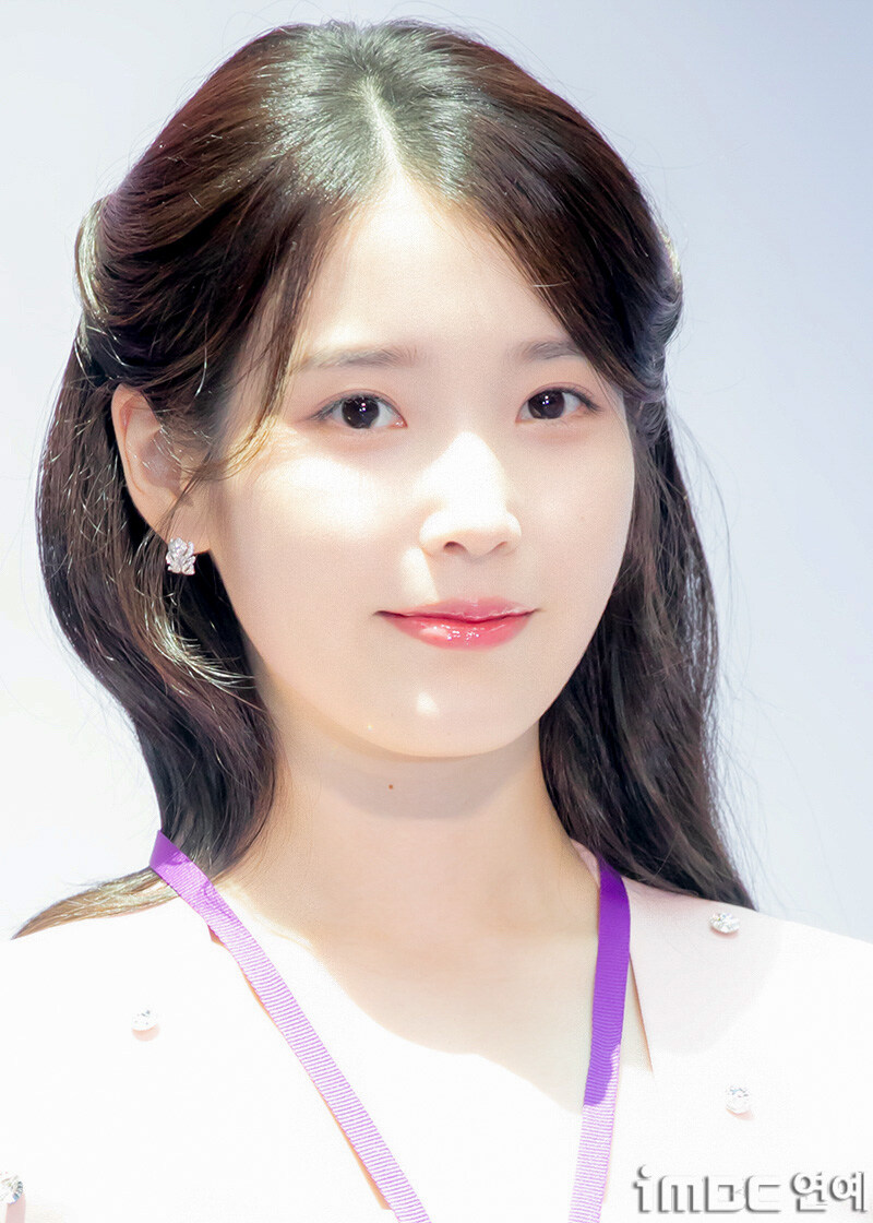 2025.07.25 아이유 인천공항본부세관 홍보대사 위촉식(iMBC)(1)_22.jpg
